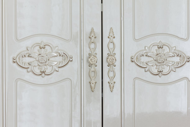 白色复古衣柜的特写手柄素材图片