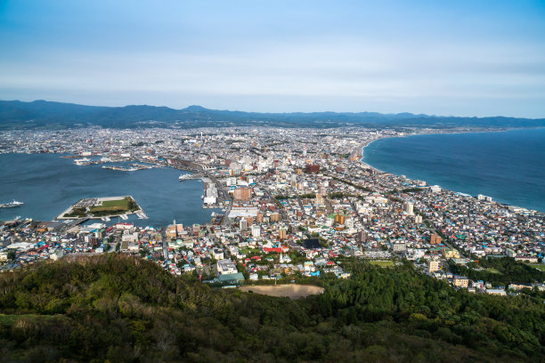 日本北海道函馆秋日天际线。图片下载