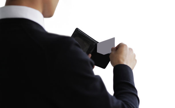 从钱包里掏出信用卡的商人图片下载