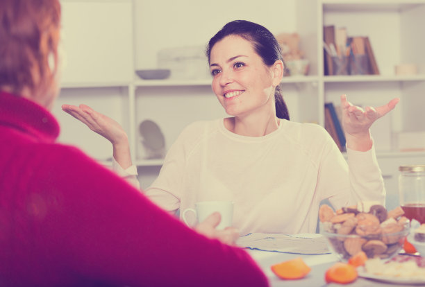 女儿和成熟女人聊天的照片图片下载