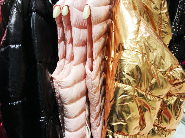 商店柜台上的女士夹克图片下载