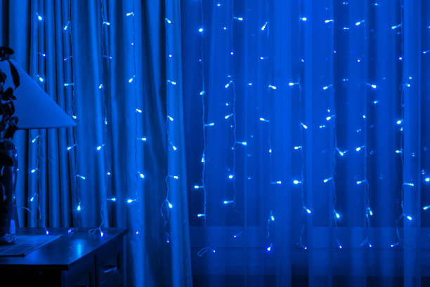 视线模糊的窗前，点缀着花环图片下载