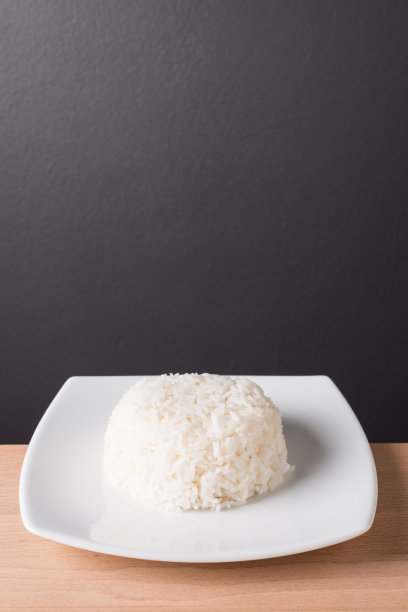 米饭蒸在白色板木背景上图片下载