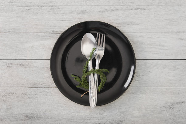 餐盘设置在木桌上俯视图。图片下载