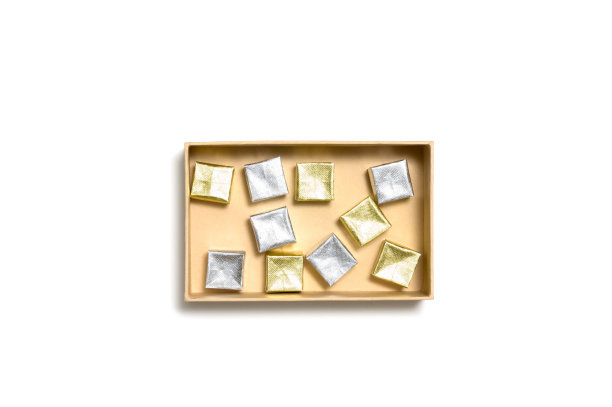 白色背景的礼盒图片下载