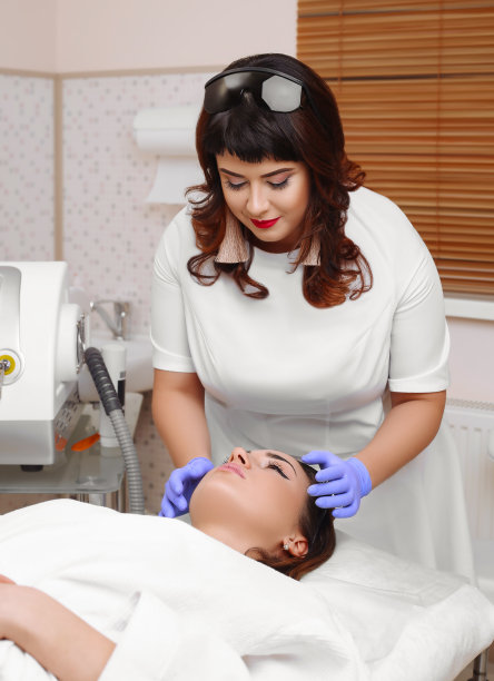 照片面部治疗。抗衰老过程。图片下载