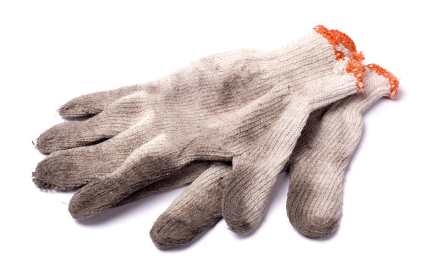 白色背景上隔离的织物制成的脏手套图片下载
