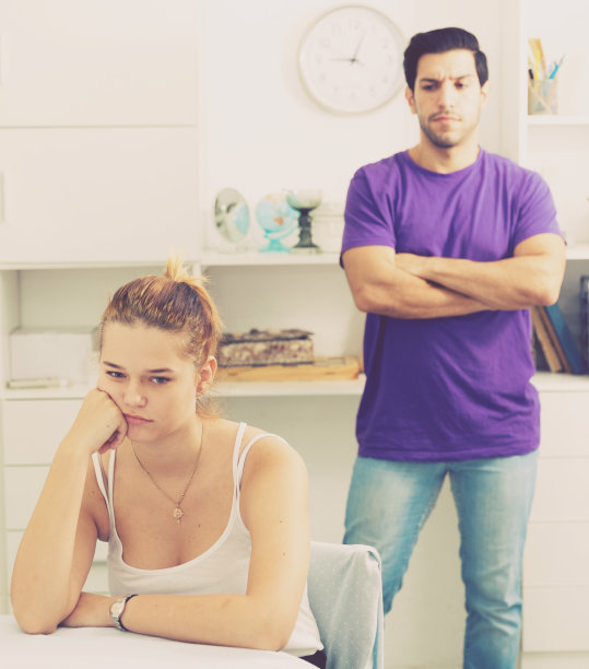 女人在家吃饭后与丈夫吵架图片下载