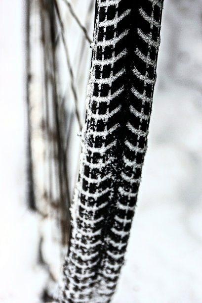 雪地自行车车轮上的黑色轮胎图片下载