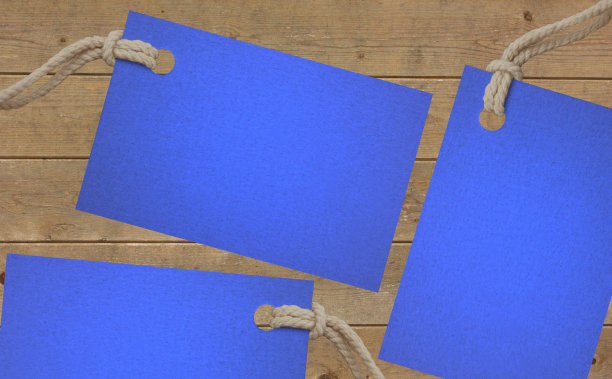 用细绳在木质背景上标记标签图片下载