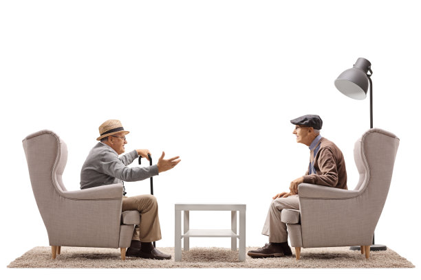 两个老人坐在扶手椅上聊天图片下载