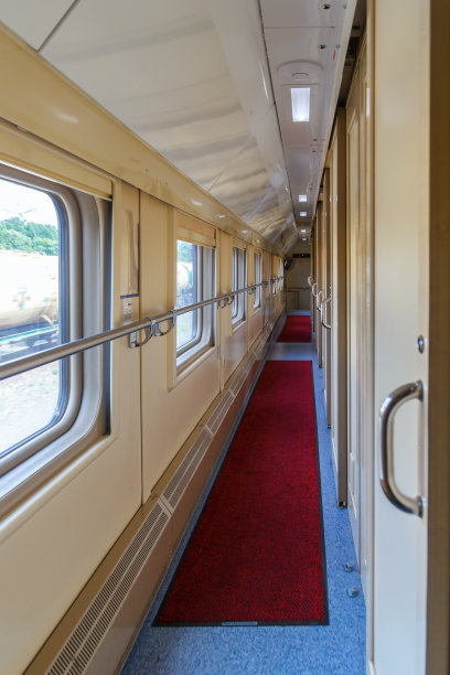 火车车厢的走廊图片下载