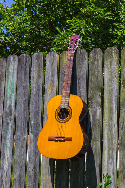 吉他和旧马车轮子图片下载