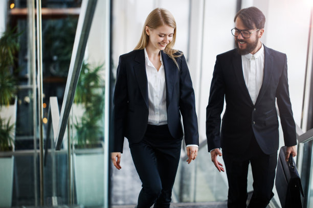 同事在楼梯上聊天素材图片