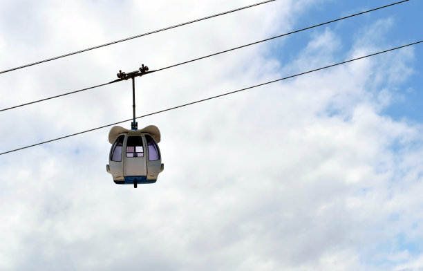 吊车与天空与云图片下载