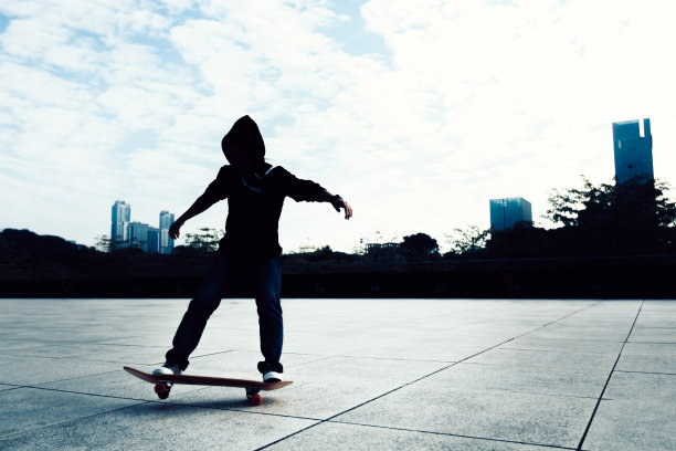 一个滑板手在城市里玩滑板图片下载