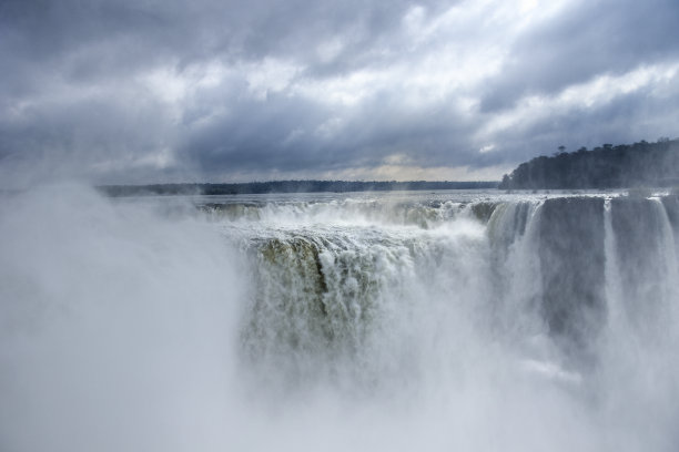 福兹·伊加祖瀑布，魔鬼之Troat。戏剧性的天空下的阿根廷。图片下载