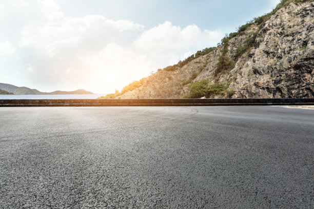 沥青公路和山河的边上图片下载