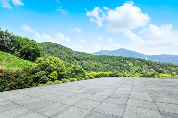 公园内空旷的广场和绿色的山地自然景观图片下载