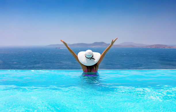 泳池里戴白帽子的女人素材图片