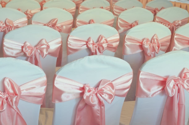 为聚会、会议和仪式装饰有蝴蝶结的白色椅子图片下载