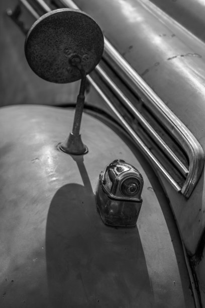 复古车的元素包括前翼和侧镜黑色和白色图片下载