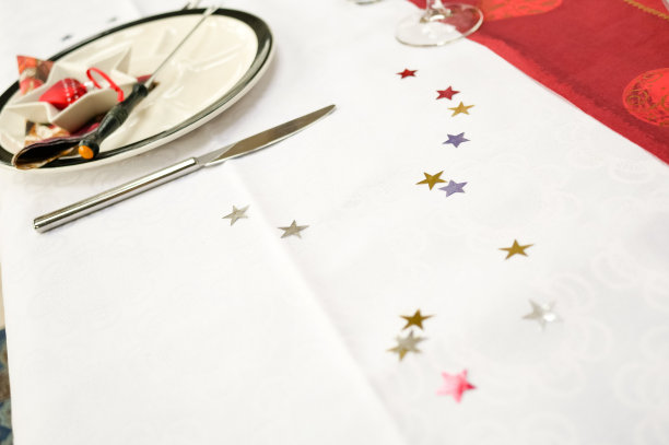 有圣诞装饰的盘子和餐具图片下载