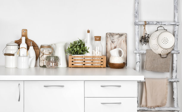 白色厨房长凳和复古的油漆梯子与各种器具图片下载