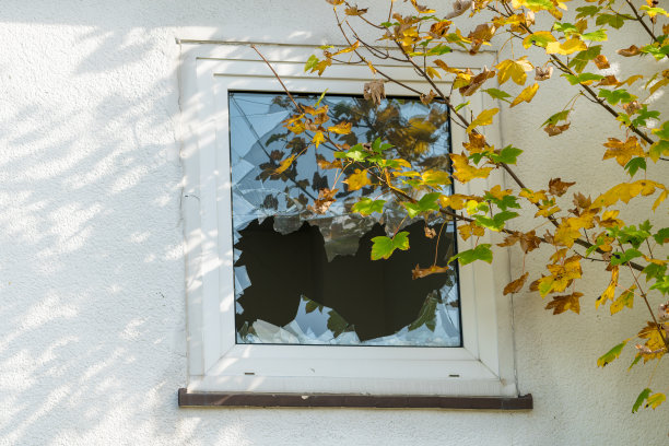 房子的窗户被打破了图片下载