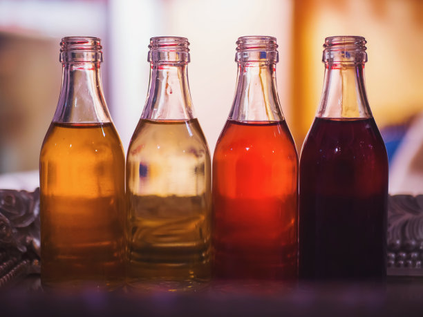 餐厅里一群五颜六色的小酒瓶图片下载