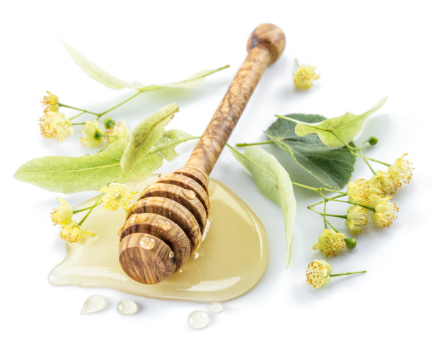 木勺躺在蜂蜜水坑里。图片下载