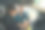 汽车经销商在汽车展厅展示女商人合同。图片下载