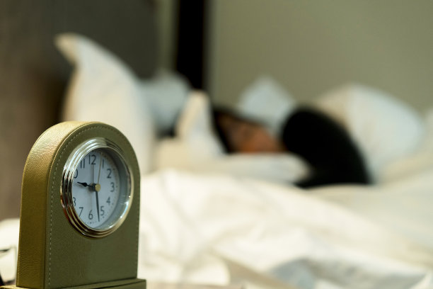 时钟在床边图片下载