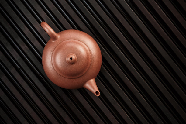 茶壶在茶几上图片下载