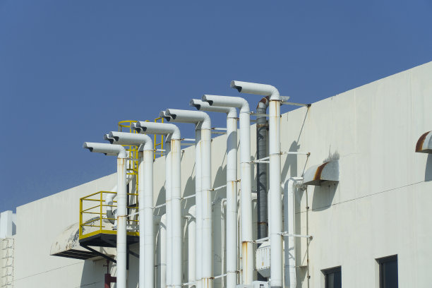 几处白色通风口位于建筑旁边。图片下载