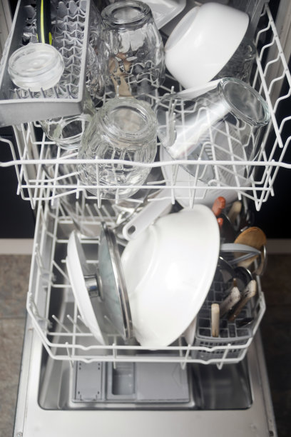 打开洗碗机，陶器，盘子，刀叉。图片下载