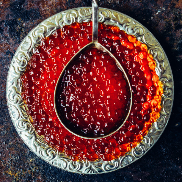 盘子里的红鱼子酱图片下载