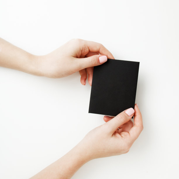 平躺，俯视图。美丽和时尚的概念。美丽的女性手与红色的美甲。最小的风格。极简主义摄影。在白色的背景上，女孩的手拿着折扣卡图片下载