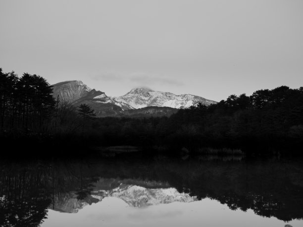 黑白色调——日本福岛的山和湖图片下载