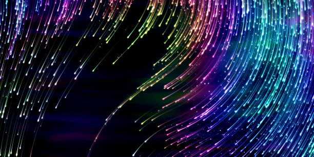 宽幅头部与飞行的虫群萤火虫在夜晚发光的轨迹图片下载