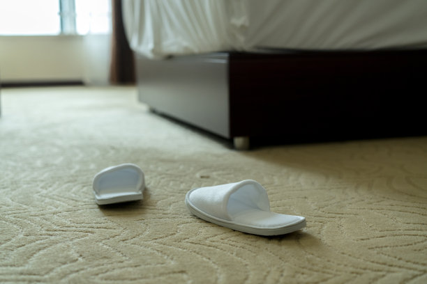 酒店地板上的拖鞋图片下载