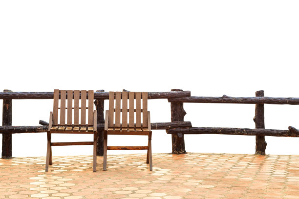 地板上有两把木椅，白色的栅栏隔开图片下载