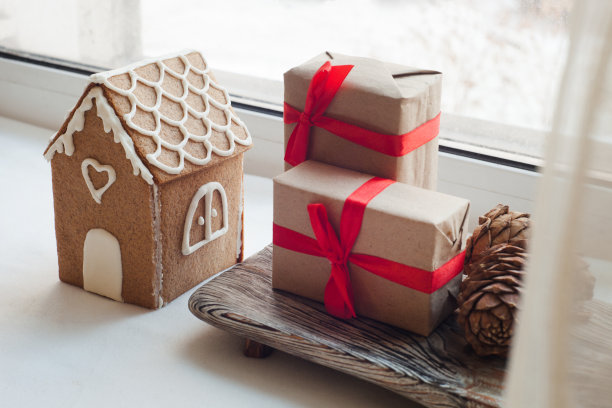 圣诞和新年的装饰——姜饼屋，用白釉装饰。斯堪的纳维亚极简主义室内，白色窗台，舒适的家，现代设计图片下载