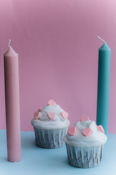 装饰着粉色心形的可爱纸杯蛋糕图片下载