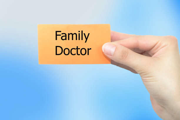 医生拿着一张白纸，上面有家庭医生的标志图片下载