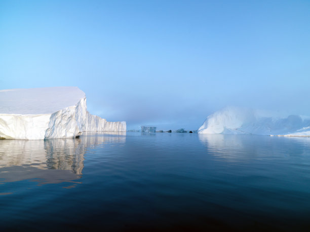 格陵兰岛北冰洋上的冰山图片下载