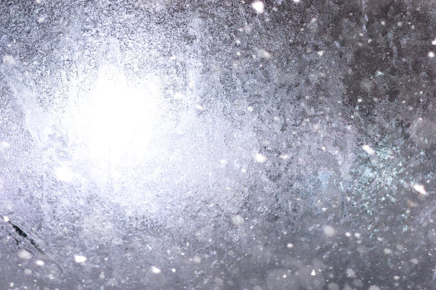 冬天冰的质地。冰冻的水在街道上图片下载