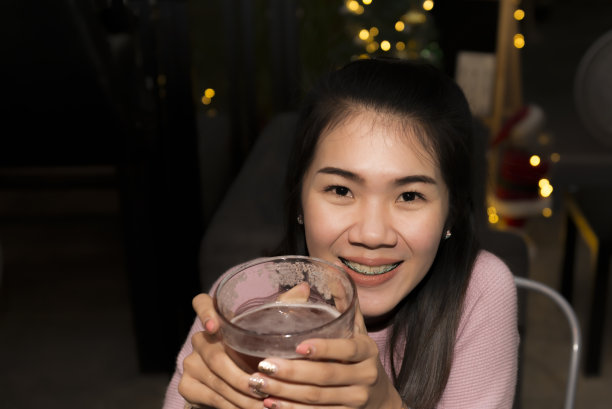 女人喝酒庆祝新年。图片下载