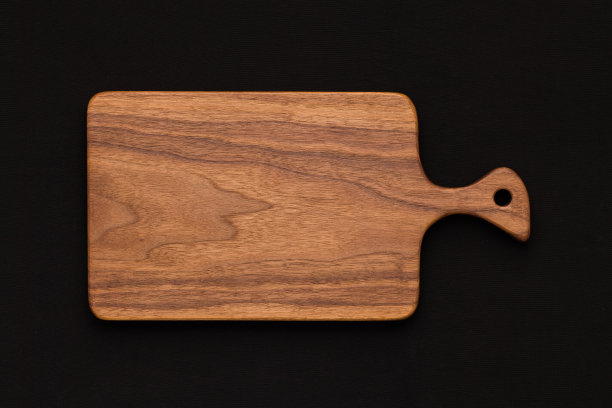 胡桃木手工砧板上的黑色棉花图片下载