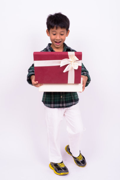 长肖像可爱的亚洲男孩对白色的背景图片下载